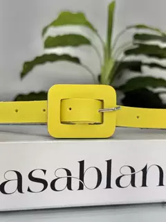 O Cinto Bia possuí um modelo atemporal e versátil. Conta com fivela quadrada em material sintético, unindo praticidade e estilo. Ajustável, veste do tamanho 36 ao 44 com conforto. Peça curinga, perfeita para compor diferentes looks e com excelente potenci