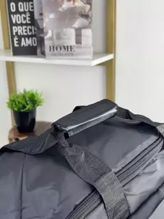 A Mala T60 possuí um modelo versátil e prática, ideal para viagens e dia a dia. Possui alça de mão e alça transversal ajustável e removível, além de alças que permitem usá-la como mochila. Conta com compartimento exclusivo para sapatos e bolsos externos c