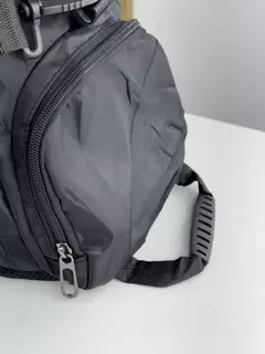 A Mala T60 possuí um modelo versátil e prática, ideal para viagens e dia a dia. Possui alça de mão e alça transversal ajustável e removível, além de alças que permitem usá-la como mochila. Conta com compartimento exclusivo para sapatos e bolsos externos c