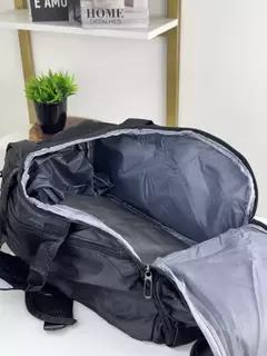 A Mala T60 possuí um modelo versátil e prática, ideal para viagens e dia a dia. Possui alça de mão e alça transversal ajustável e removível, além de alças que permitem usá-la como mochila. Conta com compartimento exclusivo para sapatos e bolsos externos c