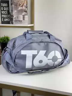 A Mala T60 possuí um modelo versátil e prática, ideal para viagens e dia a dia. Possui alça de mão e alça transversal ajustável e removível, além de alças que permitem usá-la como mochila. Conta com compartimento exclusivo para sapatos e bolsos externos c