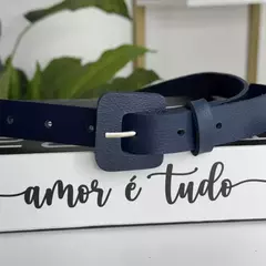 O Cinto Paty possuí um modelo clássico com toque de estilo. Possui fivela em material sintético no formato quadrado assimétrico, que adiciona modernidade ao visual. Veste do 36 ao 44. Versátil e elegante, combina com diferentes looks e ocasiões. Excelente
