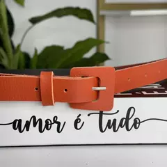 O Cinto Paty possuí um modelo clássico com toque de estilo. Possui fivela em material sintético no formato quadrado assimétrico, que adiciona modernidade ao visual. Veste do 36 ao 44. Versátil e elegante, combina com diferentes looks e ocasiões. Excelente