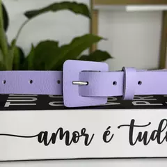 O Cinto Paty possuí um modelo clássico com toque de estilo. Possui fivela em material sintético no formato quadrado assimétrico, que adiciona modernidade ao visual. Veste do 36 ao 44. Versátil e elegante, combina com diferentes looks e ocasiões. Excelente