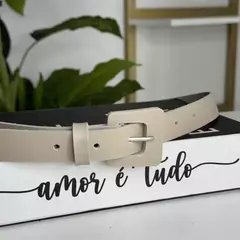 O Cinto Paty possuí um modelo clássico com toque de estilo. Possui fivela em material sintético no formato quadrado assimétrico, que adiciona modernidade ao visual. Veste do 36 ao 44. Versátil e elegante, combina com diferentes looks e ocasiões. Excelente