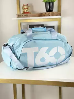 A Mala T60 possuí um modelo versátil e prática, ideal para viagens e dia a dia. Possui alça de mão e alça transversal ajustável e removível, além de alças que permitem usá-la como mochila. Conta com compartimento exclusivo para sapatos e bolsos externos c