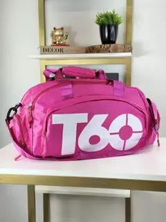 A Mala T60 possuí um modelo versátil e prática, ideal para viagens e dia a dia. Possui alça de mão e alça transversal ajustável e removível, além de alças que permitem usá-la como mochila. Conta com compartimento exclusivo para sapatos e bolsos externos c