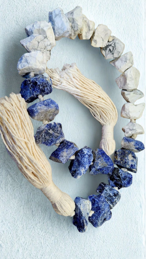 COLAR DE MESA CRISTAL SODALITA E HOWLITA BRANCA 109cm - Calma e Serenidade. - comprar online