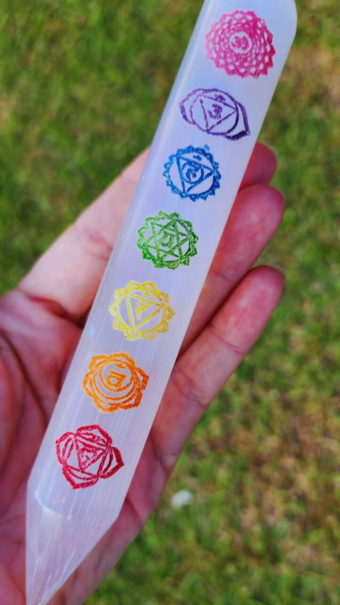 BASTÃO SELENITA 7 CHAKRAS COM PONTA MASSAGEADORA - Cura, Purificação e Alinhamento Energético.