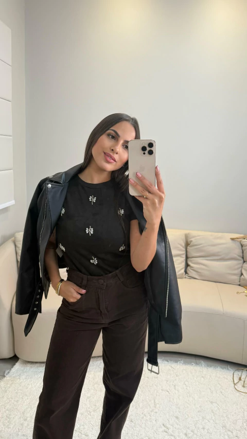 T-SHIRT SUEDE COM APLICAÇÕES