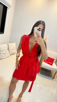 Conjunto Colete e Saia vermelho na internet