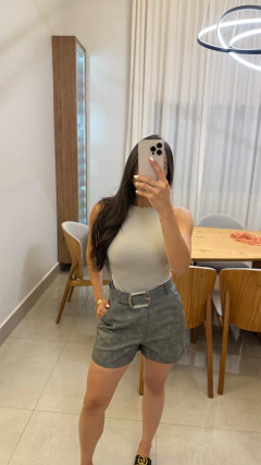 SHORT COURO COM CINTO CINZA - comprar online