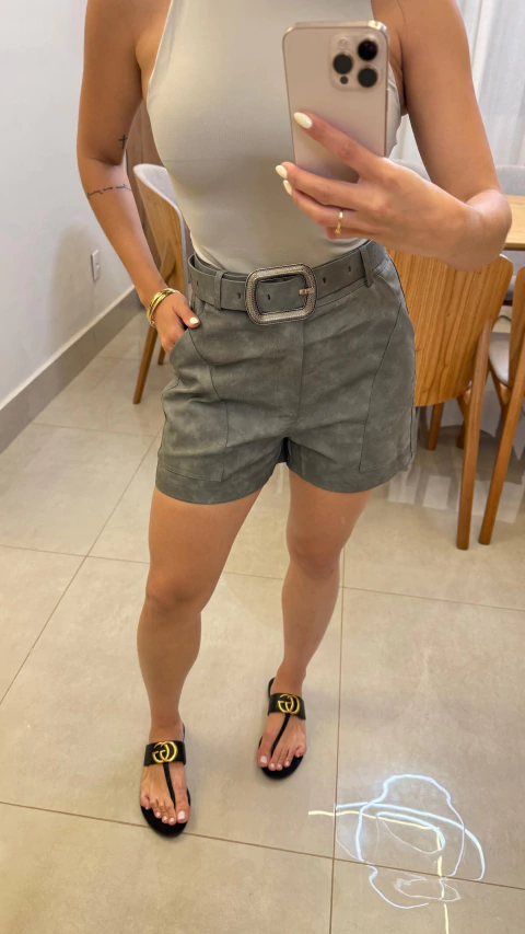 SHORT COURO COM CINTO CINZA