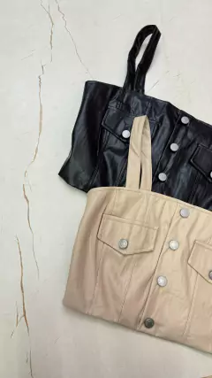 Cropped Couro Fake Botões Bege