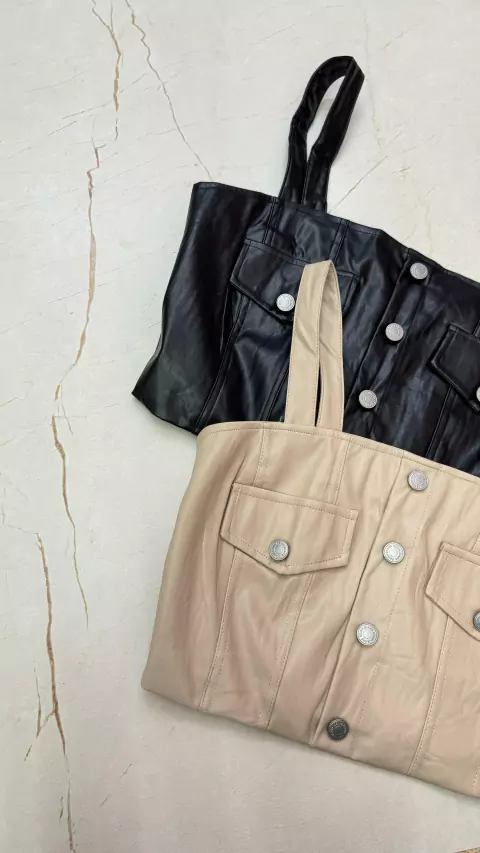 Cropped Couro Fake Botões Bege