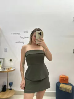 Conjunto Corte Alfaitaria Verde Musco Blusa Tomara que Caia e Short Saia