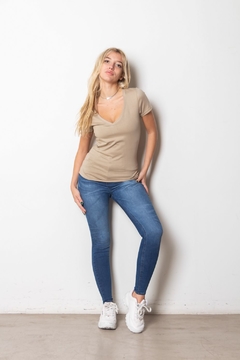 Remera Cata Cuello V - TM21501 - comprar online