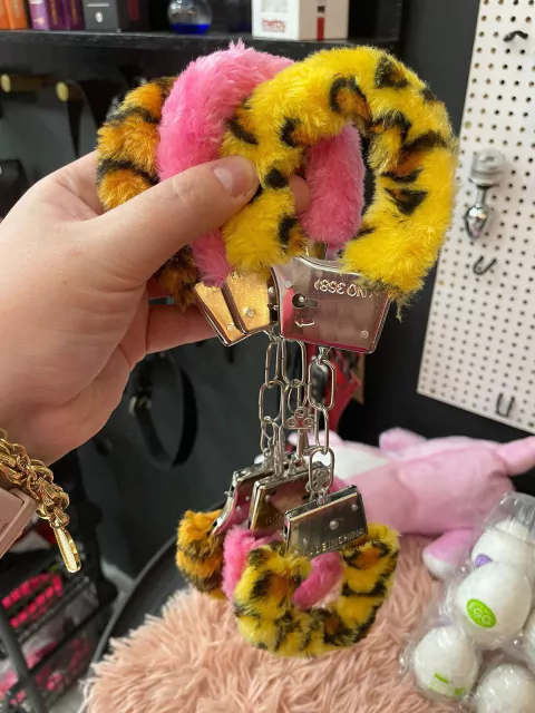 Algema em pelucia com chave