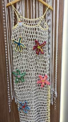 Saída de praia em crochê com aplicações de estrelas do mar