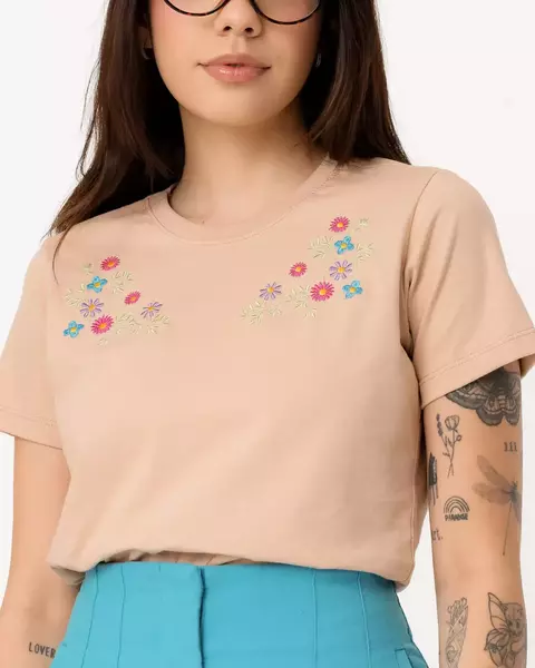 T-SHIRT FLORES BORDADAS NO OMBRO - COR BEGE