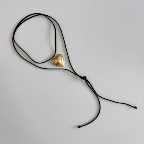 Colar courino preto com coração liso