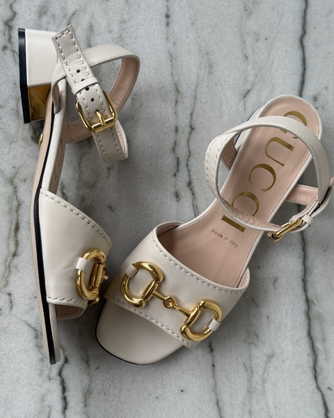 GUCCI Sandália Horsebit Off White - comprar online