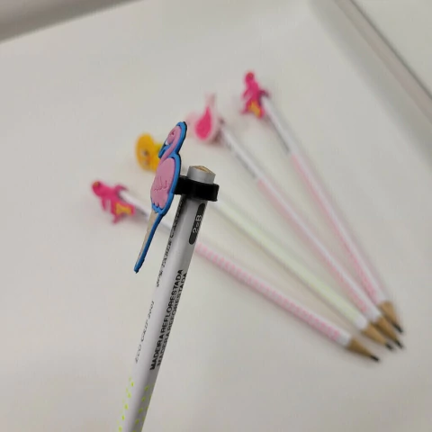 Lápis com ponteira de personagens