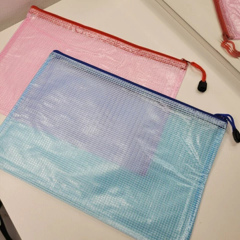 Pasta plástica colorida com zíper