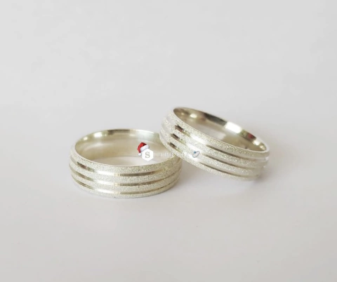 PAR DE ALIANÇAS BRILHANTE - PRATA LEGITIMA