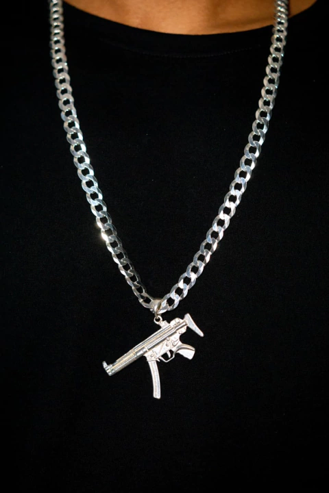 CORRENTE ESCAMADA 9MM 70CM + PINGENTE MP5 - PRATA LEGITIMA