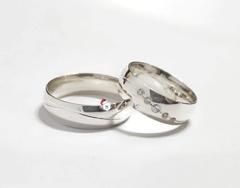 PAR DE ALIANÇAS LISA CRAVEJADA - PRATA LEGITIMA