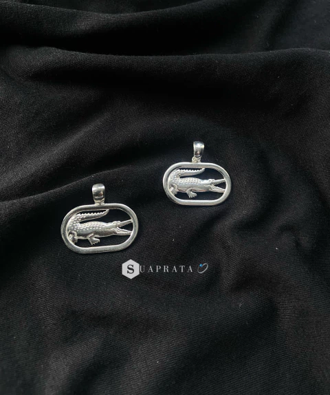 PINGENTE REDONDO JACARÉ ALTO RELEVO - PRATA LEGITIMA