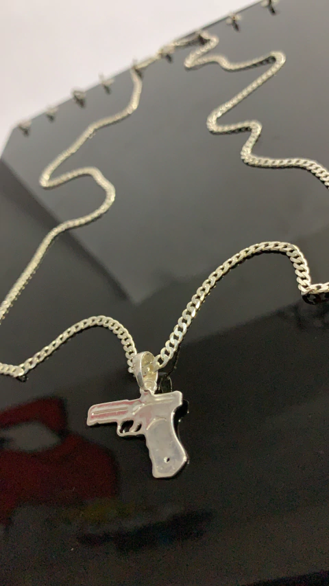 CORRENTE ESCAMADA 4MM 70CM + PINGENTE PISTOLA - PRATA LEGITIMA