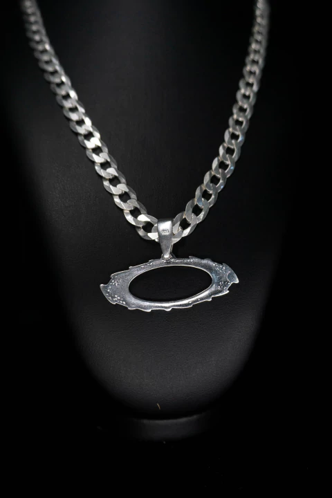 CORRENTE ESCAMADA 11MM 70CM + PINGENTE OAKLEY G - PRATA LEGITIMA