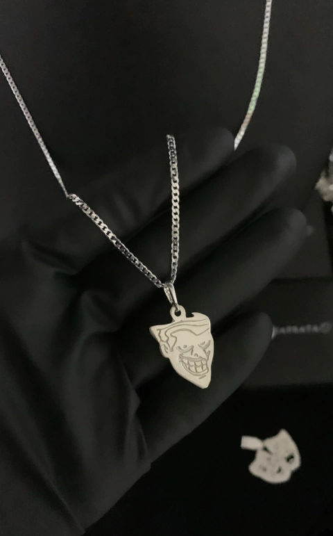 Corrente Escamada 2mm 70cm + Pingente Coringa - Prata Legítima