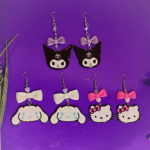Brincos sanrio - kuromi, hello kitty e cinnamoroll - comprar online