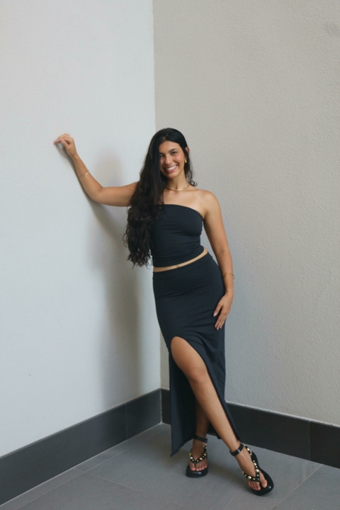 Saia midi fenda frontal preta - comprar online
