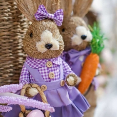 Coelha fêmea 33cm em palha com vestido lavanda