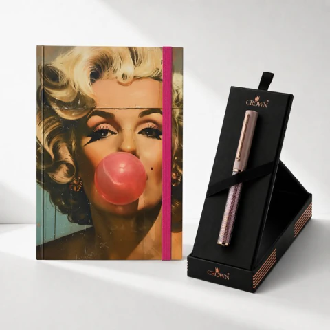 Kit Caderno Marilyn Bubble Gum + Caneta Luxo Crown Starlight Esferográfica Rosa Claro