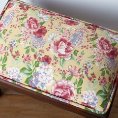 Banquinho floral - Gabinete Curadoria