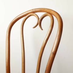 Cadeira modelo Thonet coração na internet