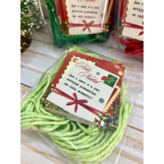 Imagem do Kit embalagem Natal - 25 tags com furo + 25 barbantes - Pronta entrega