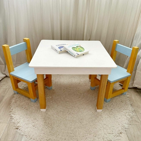 Mesa y Sillas Cuadradas - Colores varios