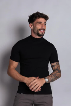 CAMISETA PRETA GOLA ALTA