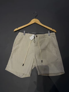SHORTS LINHO BEGE