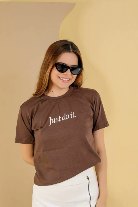T-shirt Just do it - chocolate - comprar online