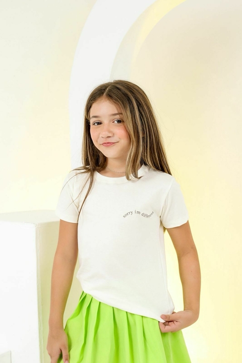 T-shirt infantil “Sou diferente”- off white - comprar online
