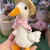 Pelúcia Pato Sentado Bandana Bolinhas Rosa 20cm - PRÉ-VENDA