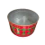Tambor vermelho decorado com desenhos em losangos verde e vermelho, ideal para decoração natalina.