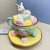 Coelho na Xícara Verde com Macarons 13,5cm- PRÉ-VENDA